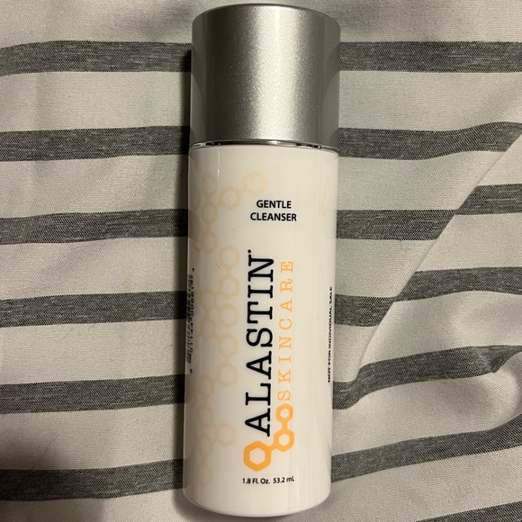 ALASTIN Skincare Gentle Cleanser - Picture 3 of 5